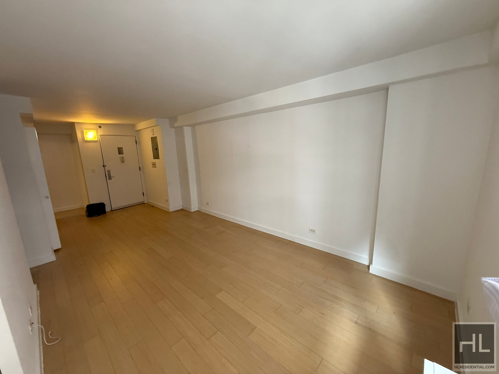 East 39th Street - Photo 8