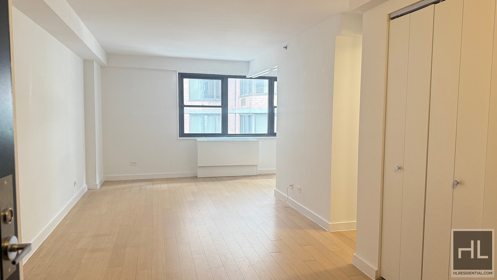 East 39th Street - Photo 0
