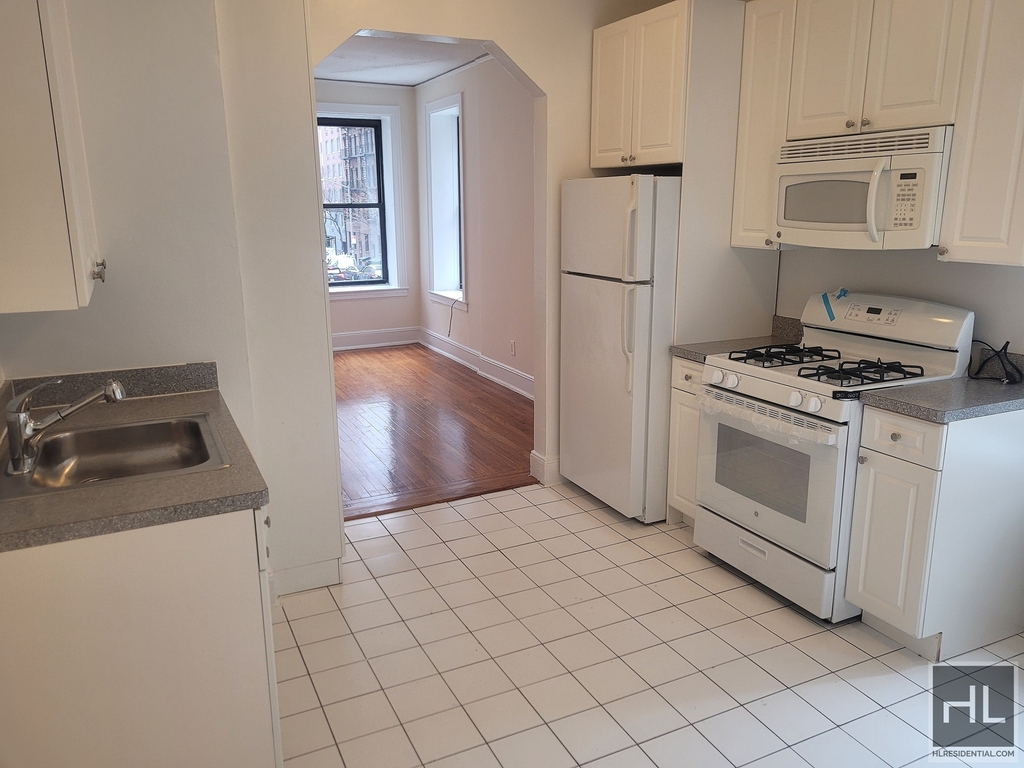 East 38 Street - Photo 4