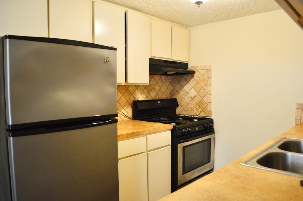 4709 Harmon Ave - Photo 2