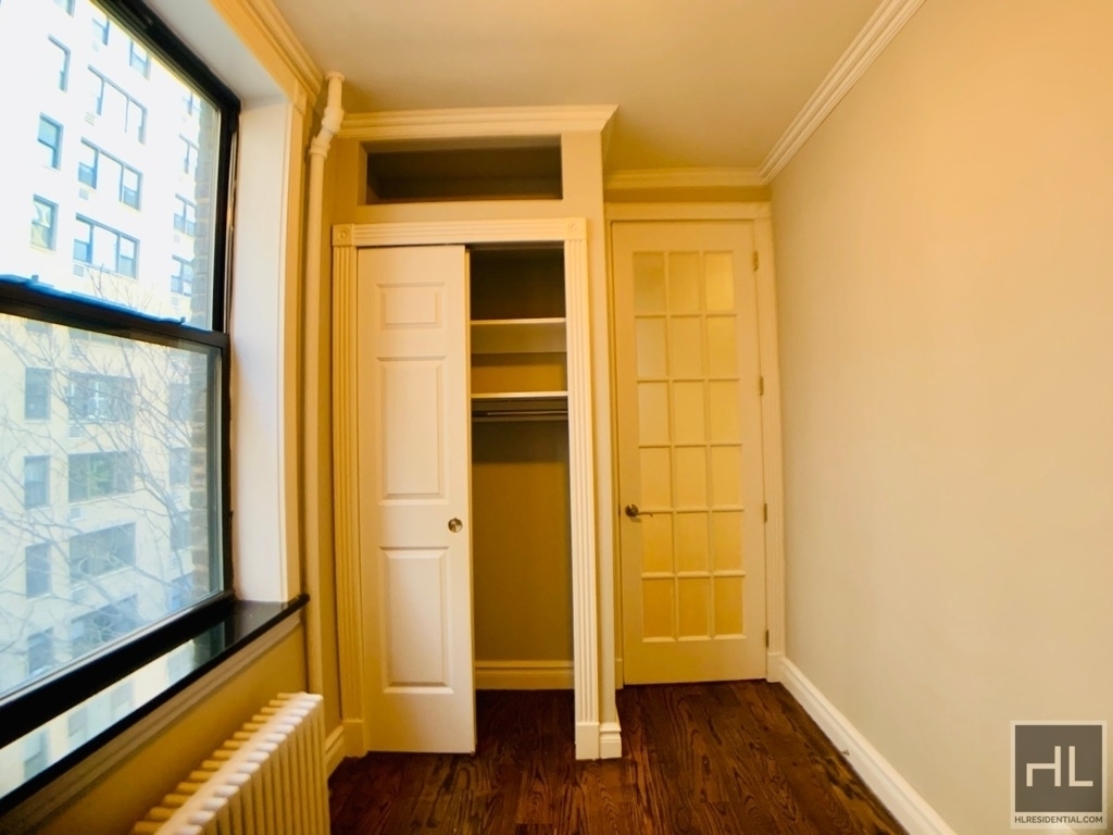 East 35 Street - Photo 4