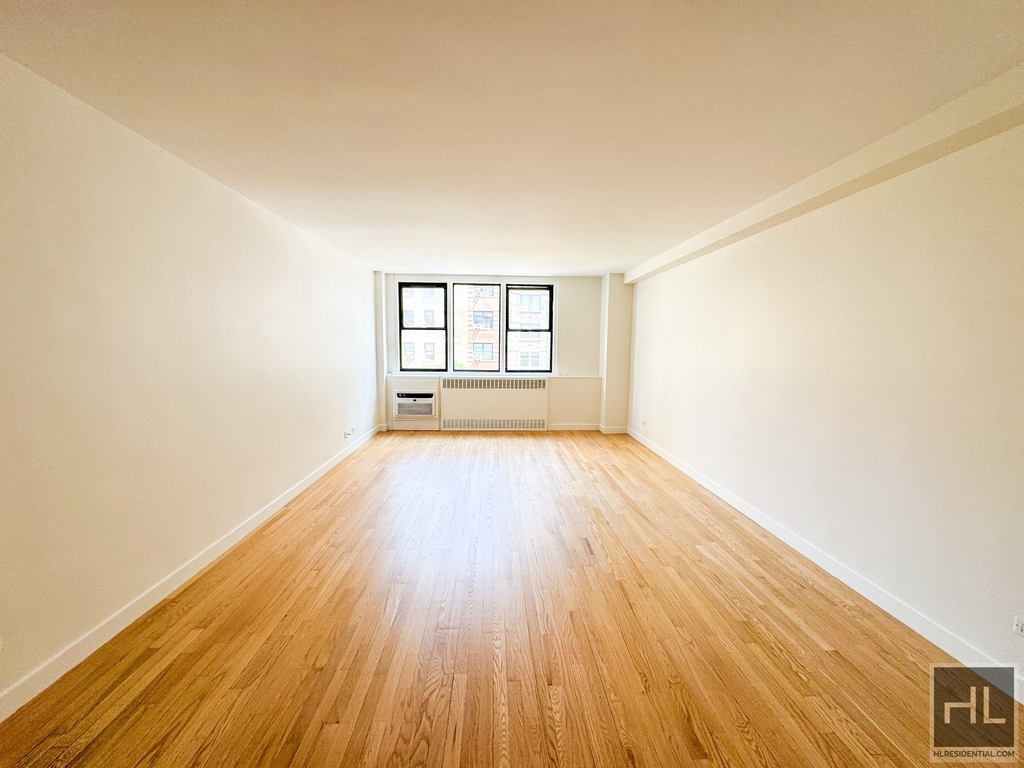 East 79th Street - Photo 11