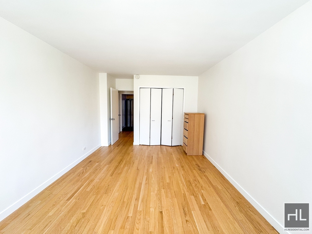 East 79th Street - Photo 8