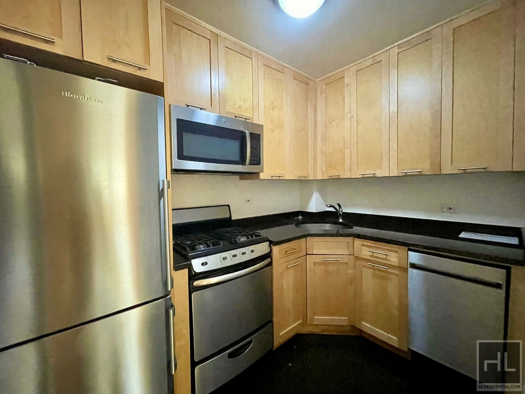 East 79th Street - Photo 14