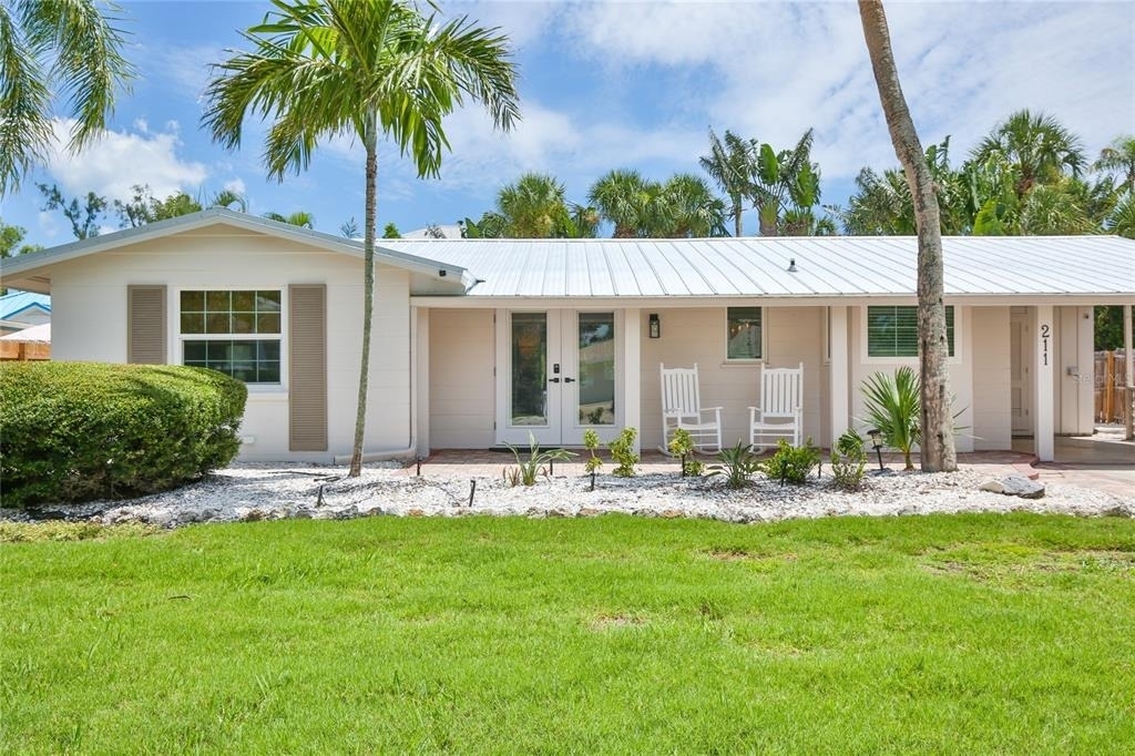 211 Island Circle - Photo 0