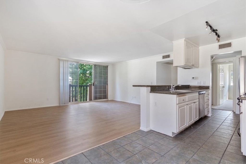 18640 Collins Street - Photo 8