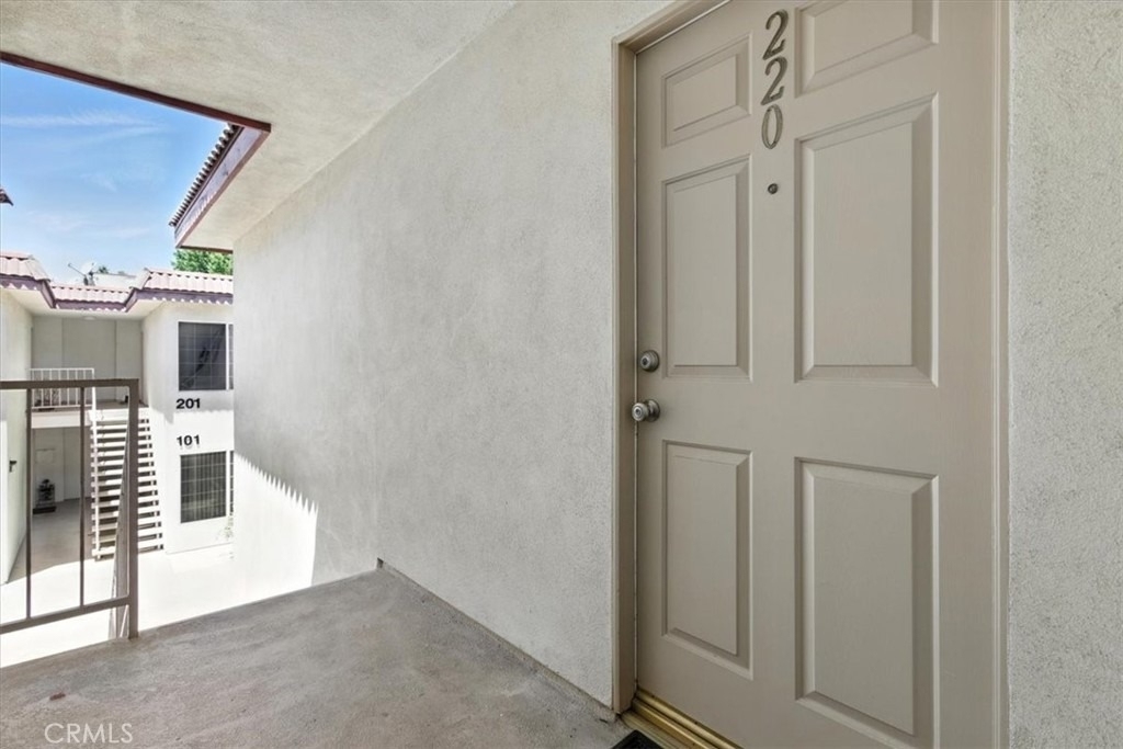 18640 Collins Street - Photo 2
