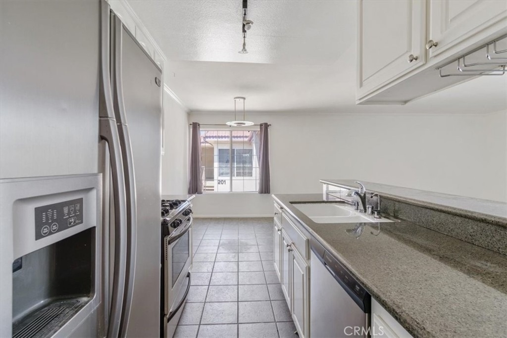 18640 Collins Street - Photo 7
