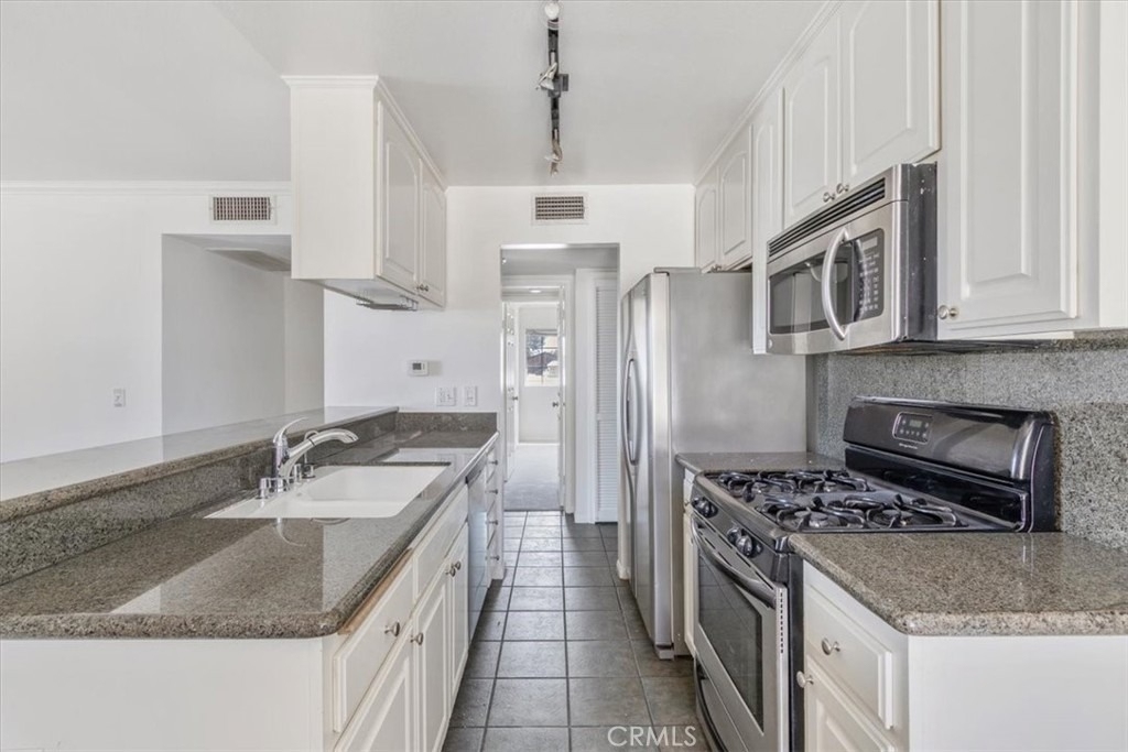 18640 Collins Street - Photo 6