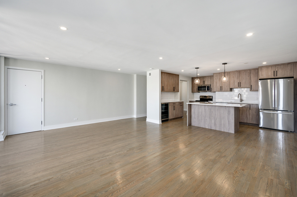 227 E Walton Place - Photo 4