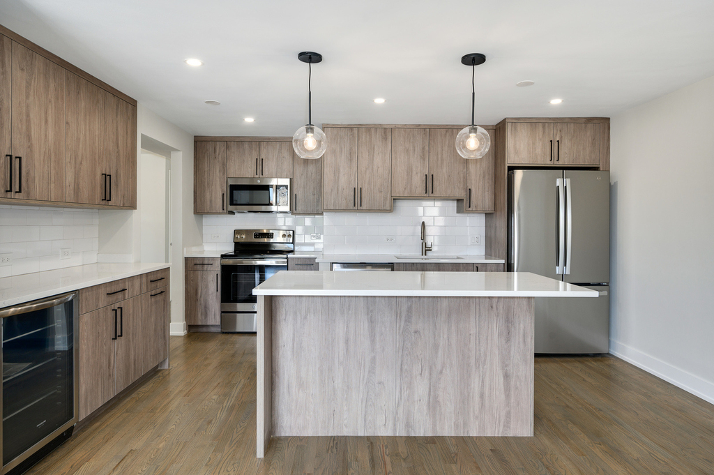 227 E Walton Place - Photo 3