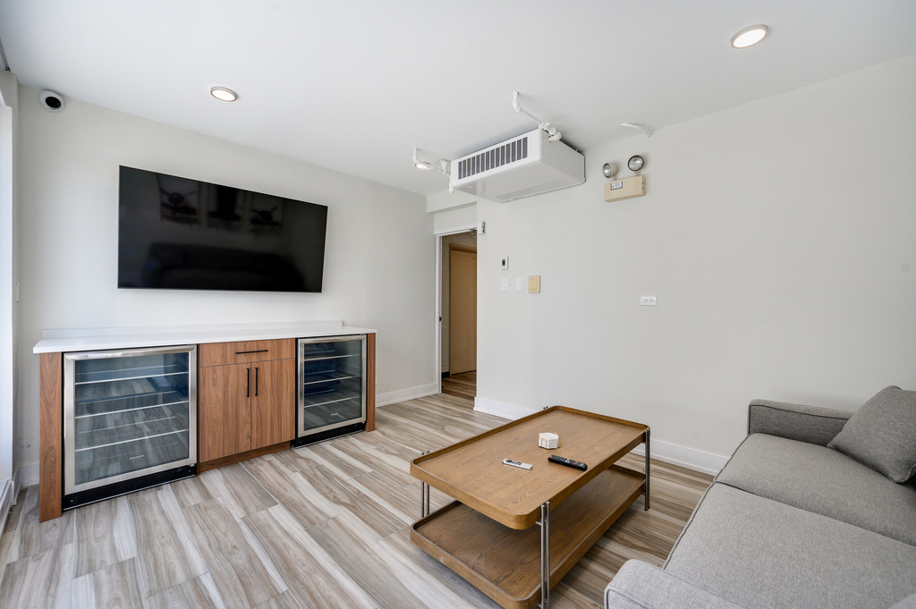 227 E Walton Place - Photo 16