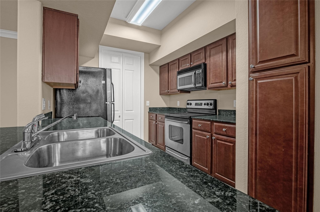 7575 Kirby Drive - Photo 18