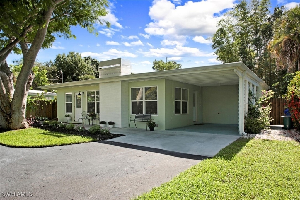 982 13th Street N - Photo 1