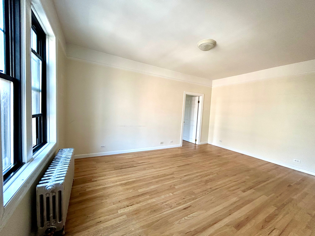 West 10th Street - Photo 5