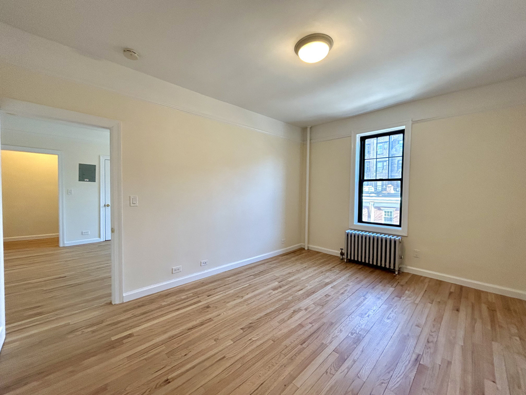 West 10th Street - Photo 4
