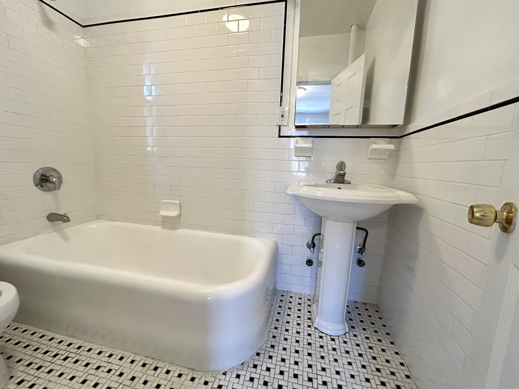 West 10th Street - Photo 7