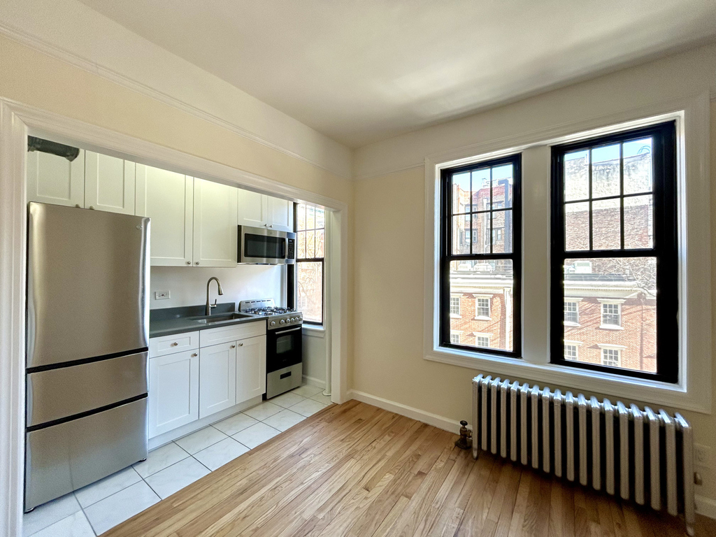 West 10th Street - Photo 2