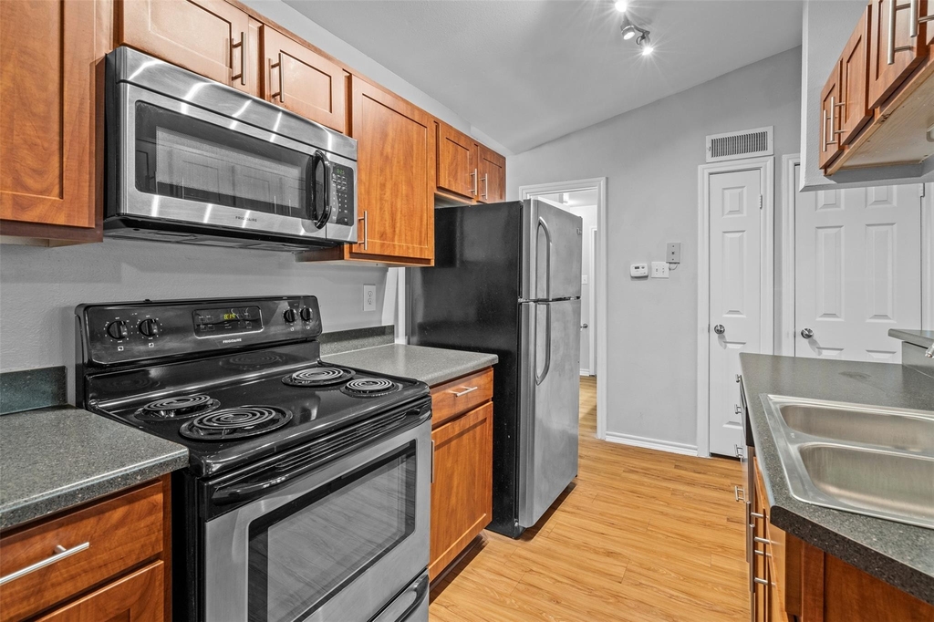 6804 N Capital Of Texas Highway - Photo 3