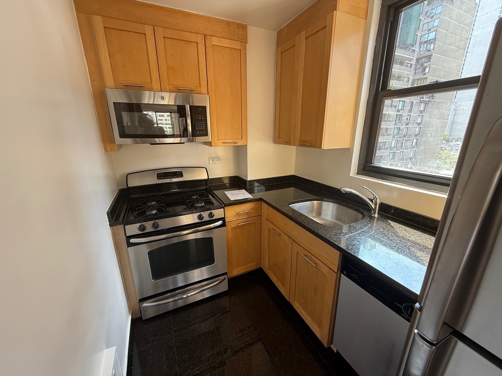  East 49th Street - Photo 5