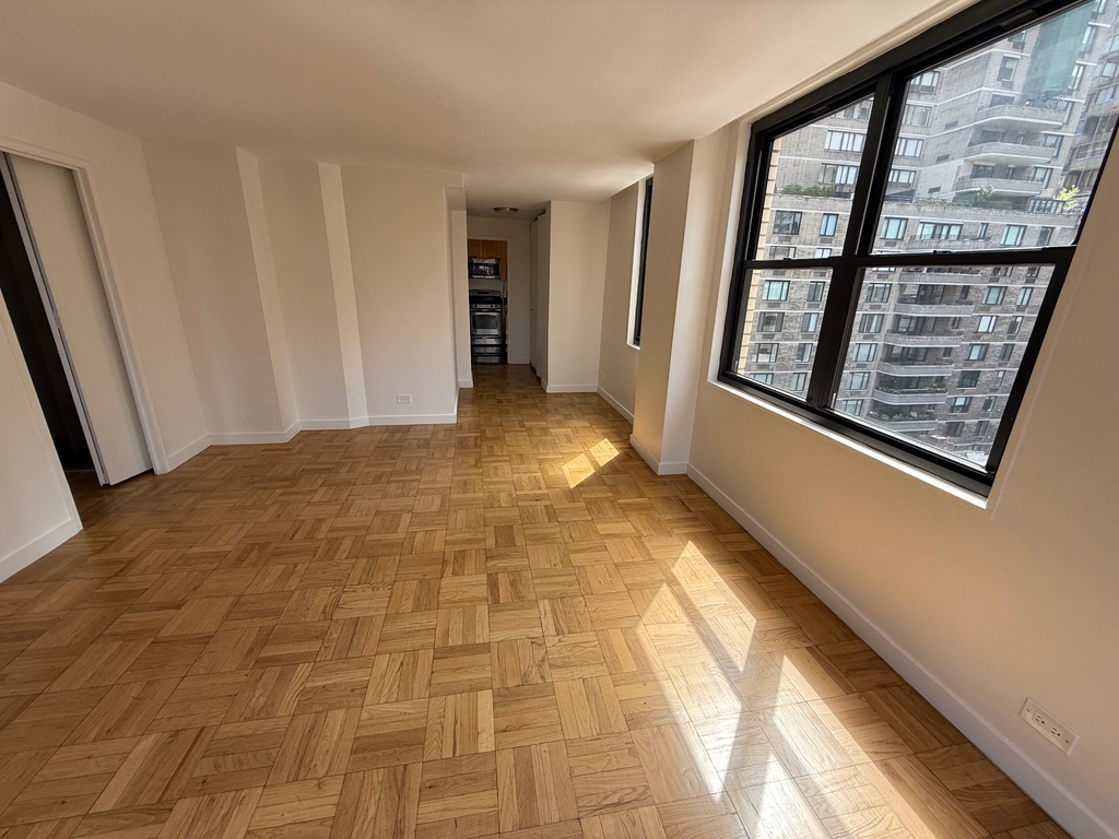  East 49th Street - Photo 4