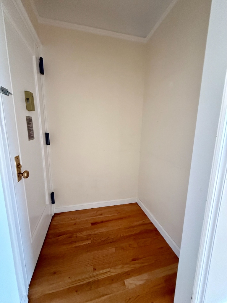 West 10th Street - Photo 5