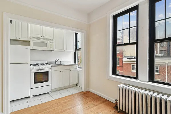 West 10th Street - Photo 9