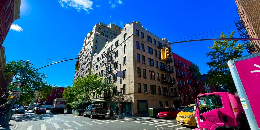 218 West 10th Street - Photo 0