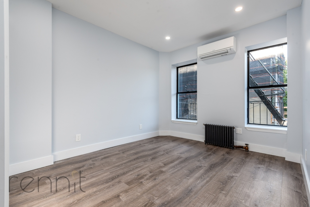 320 Throop Avenue - Photo 2