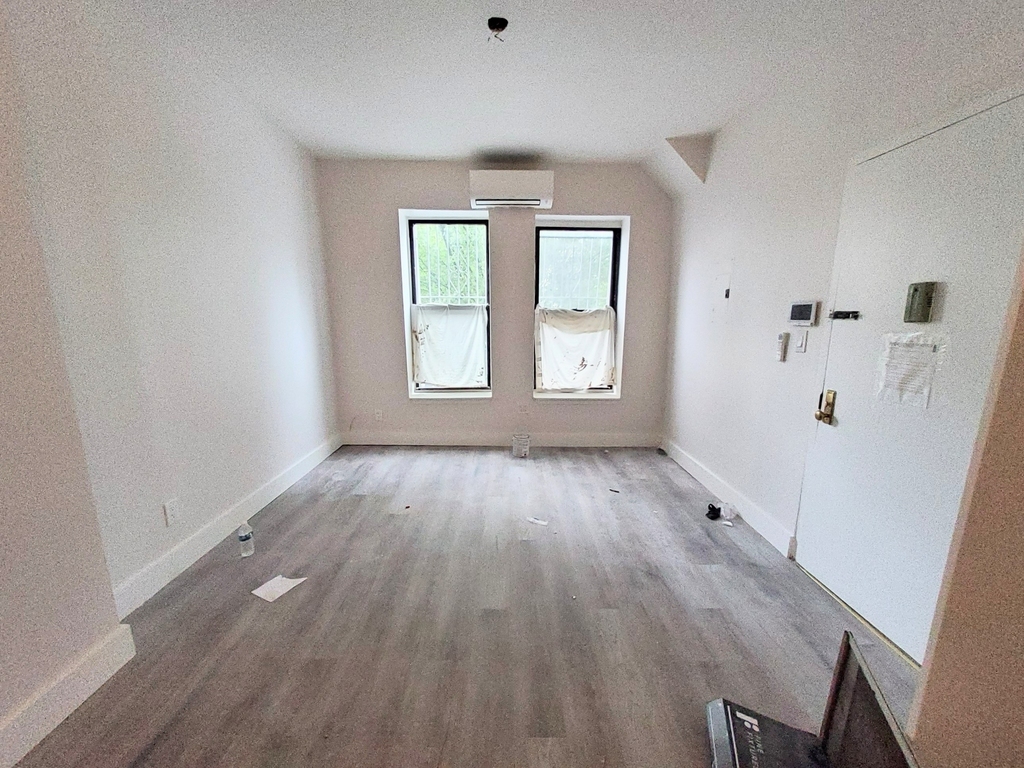 320 Throop Avenue - Photo 1