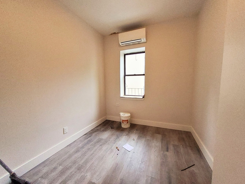 320 Throop Avenue - Photo 10