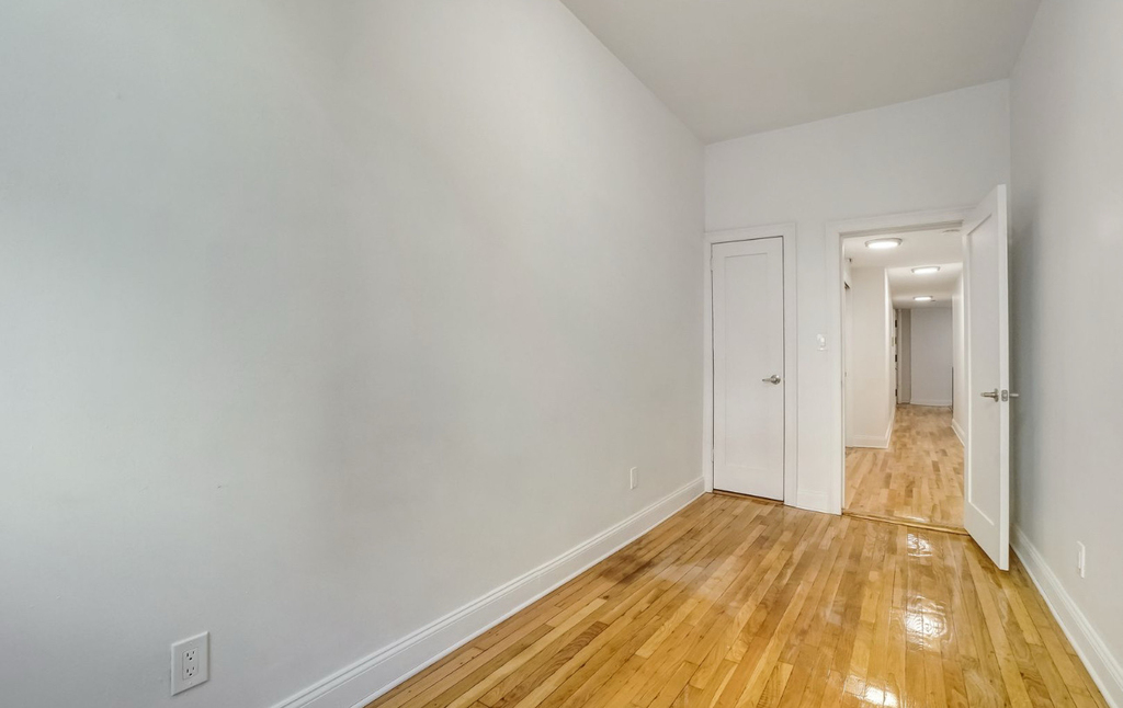 275 West 22nd Street - Photo 5