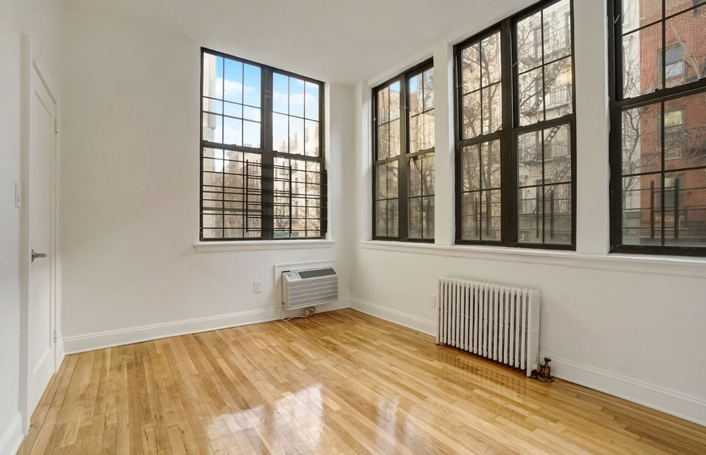 275 West 22nd Street - Photo 0