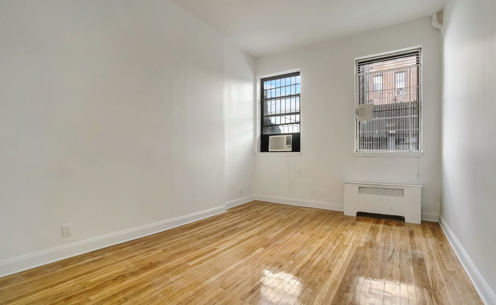 275 West 22nd Street - Photo 2