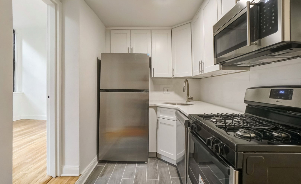 275 West 22nd Street - Photo 3