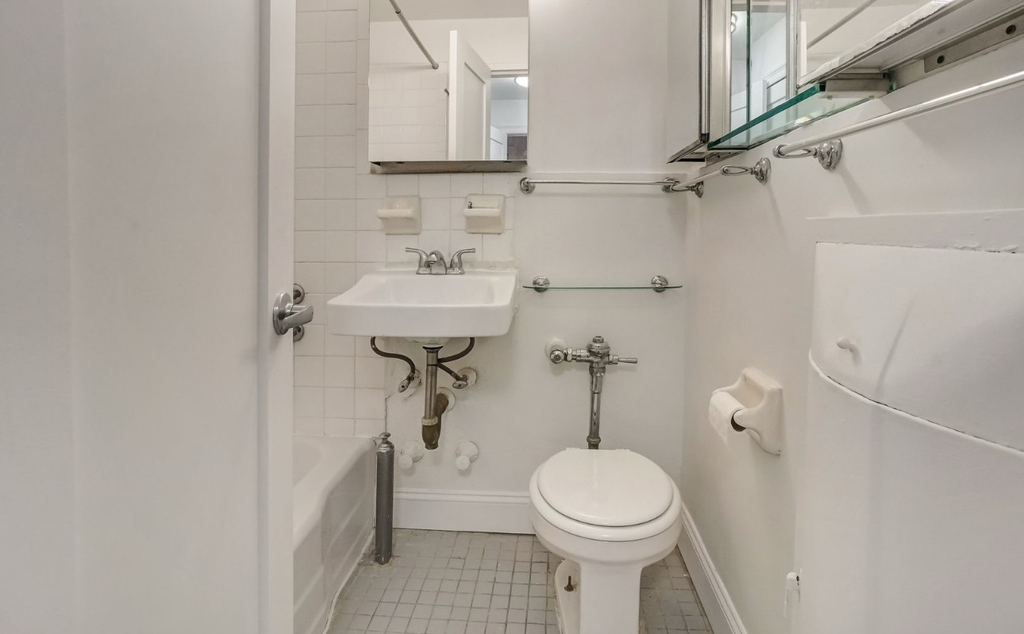 275 West 22nd Street - Photo 8