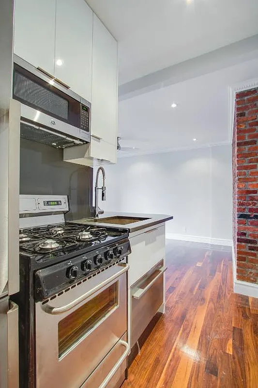1590 Lexington Avenue - Photo 3