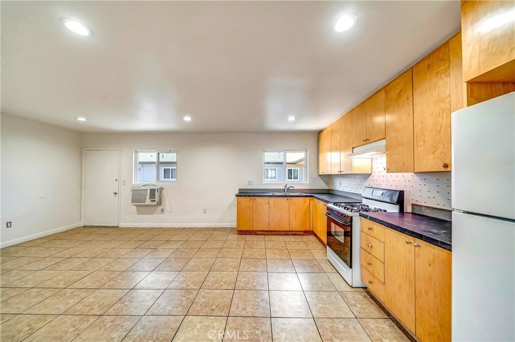 6735 Elmer Avenue - Photo 2