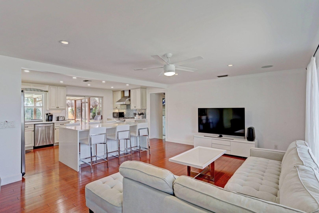 7115 Venetian Way - Photo 2