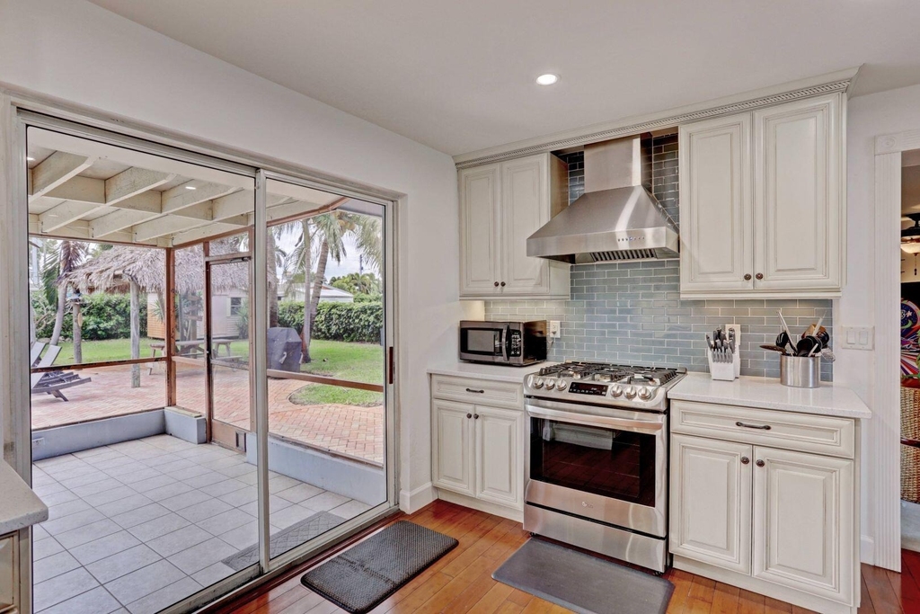 7115 Venetian Way - Photo 8