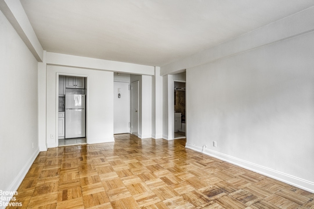 250 E 39th Street - Photo 3
