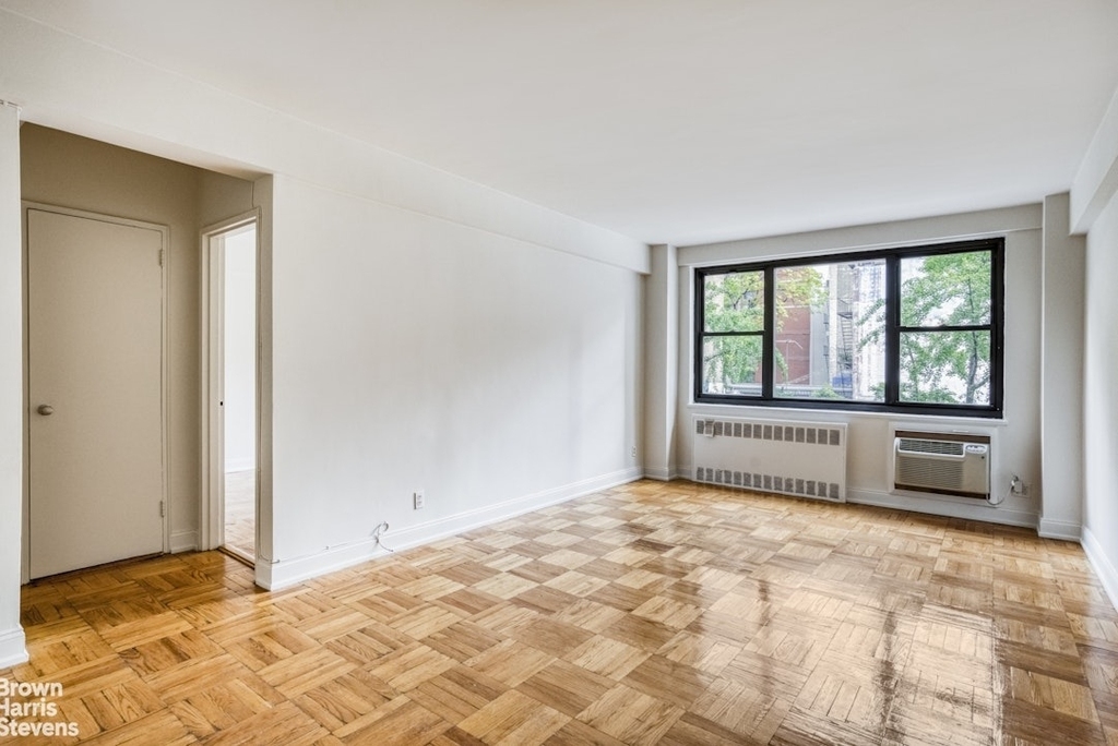 250 E 39th Street - Photo 2