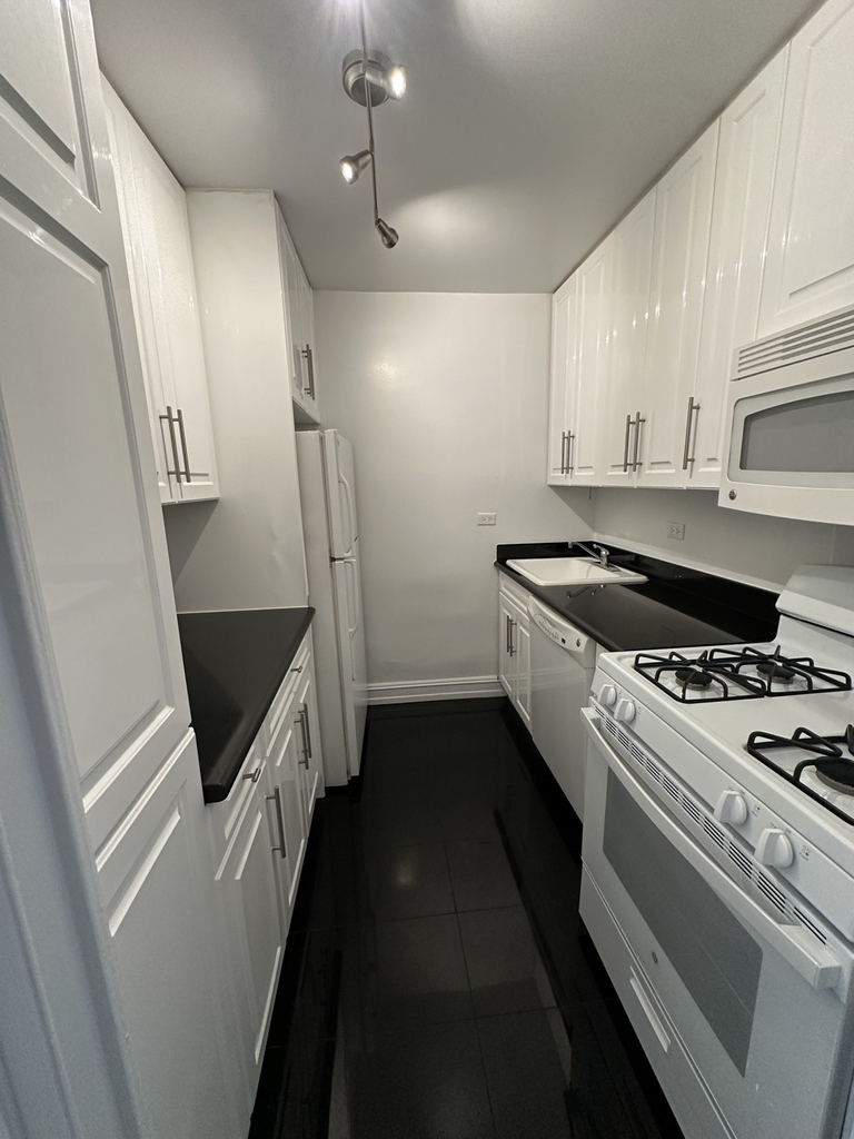 8th Avenue - Photo 6