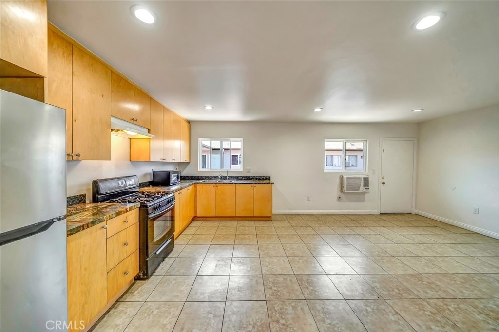 6735 Elmer Avenue - Photo 5
