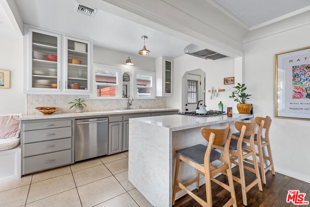 3429 Potomac Avenue - Photo 8