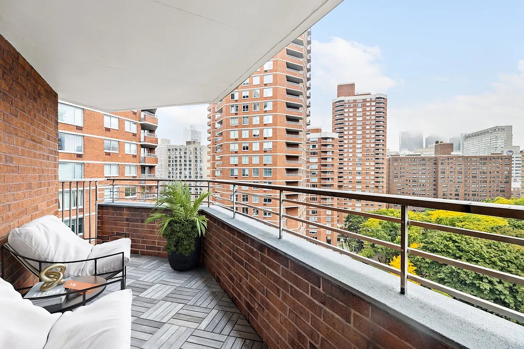 East 27th Street - Photo 4