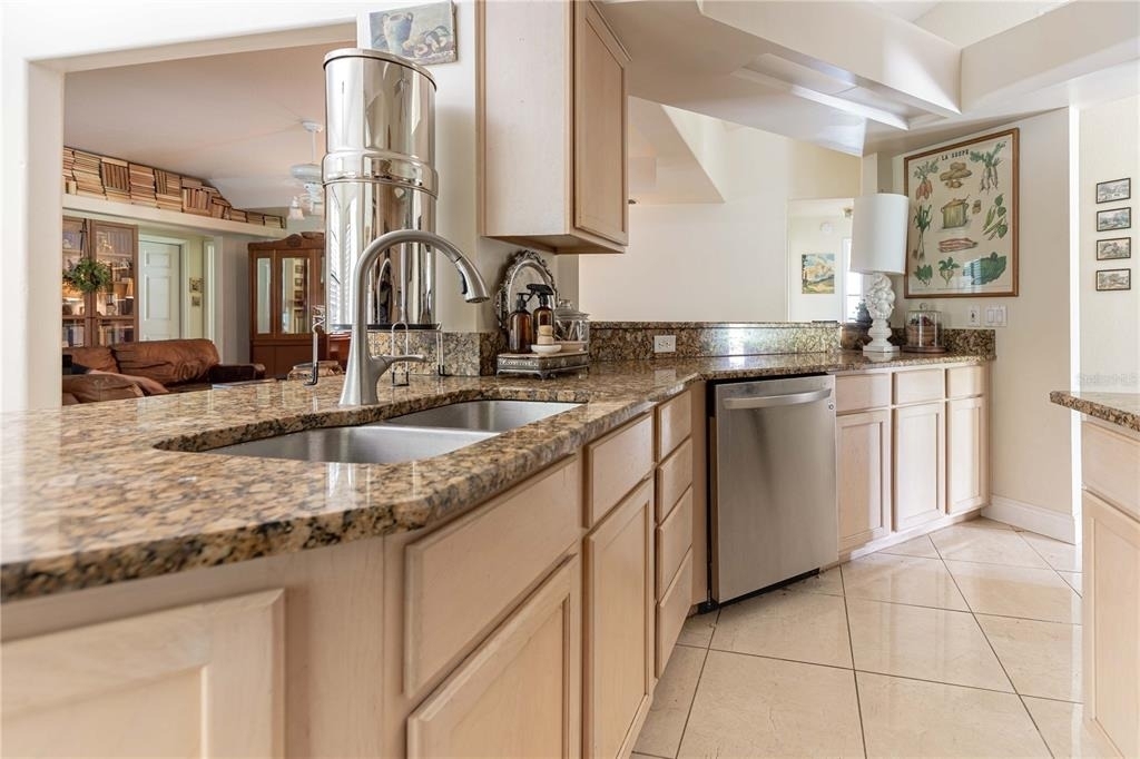 1915 Sw 40th Place - Photo 13
