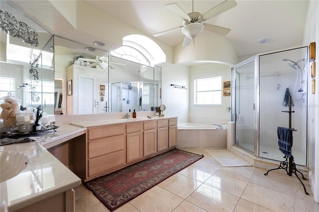 1915 Sw 40th Place - Photo 2