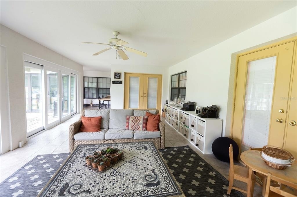 1915 Sw 40th Place - Photo 1
