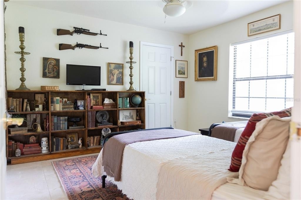 1915 Sw 40th Place - Photo 5